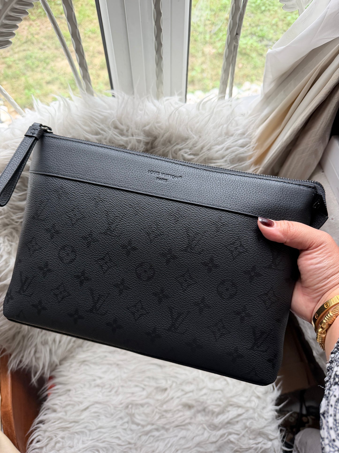 LV Men Pochette Voyage - Black