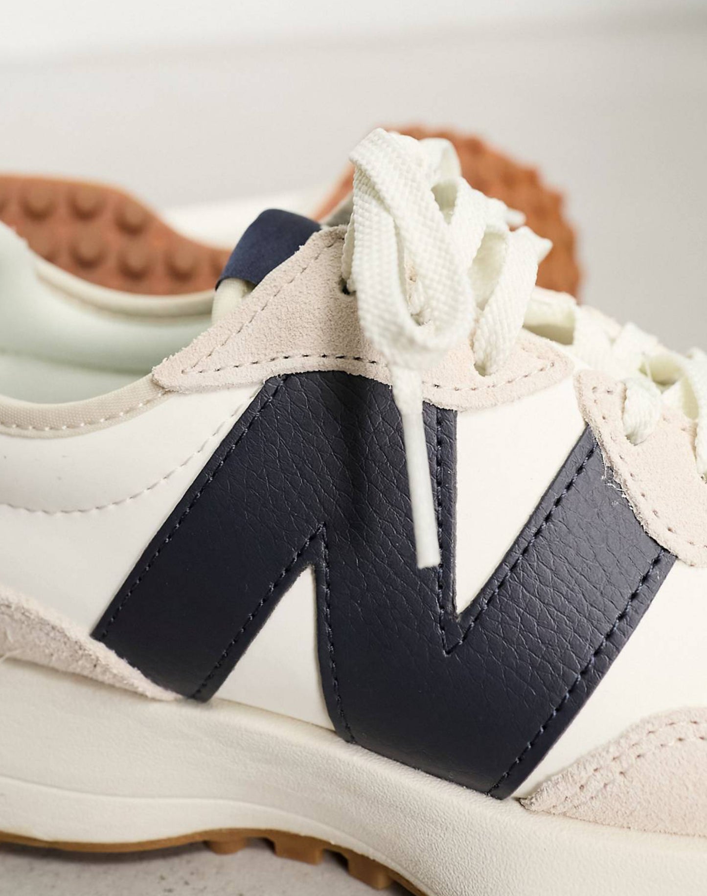 New Balance 327 in Off White & Navy