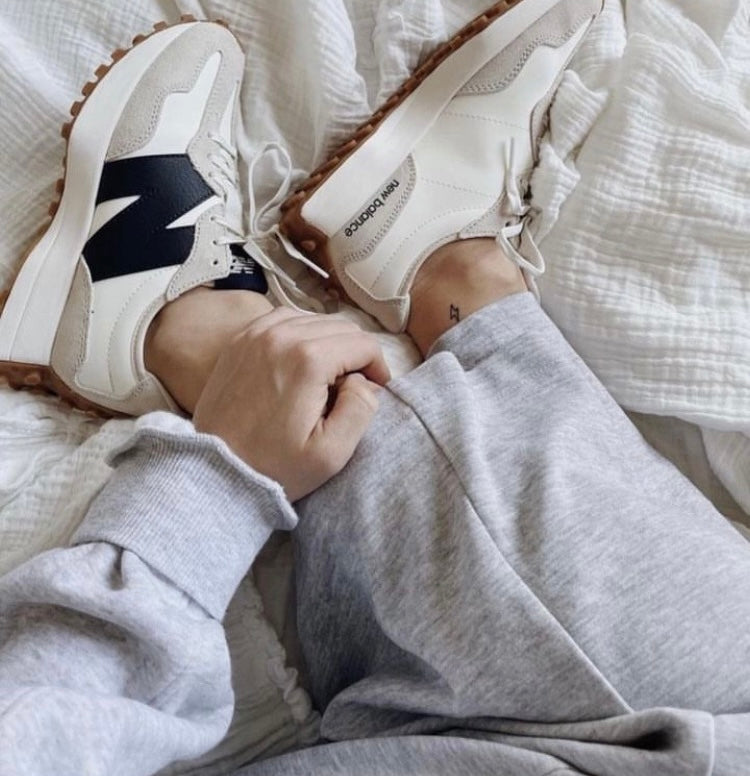 New Balance 327 in Off White & Navy