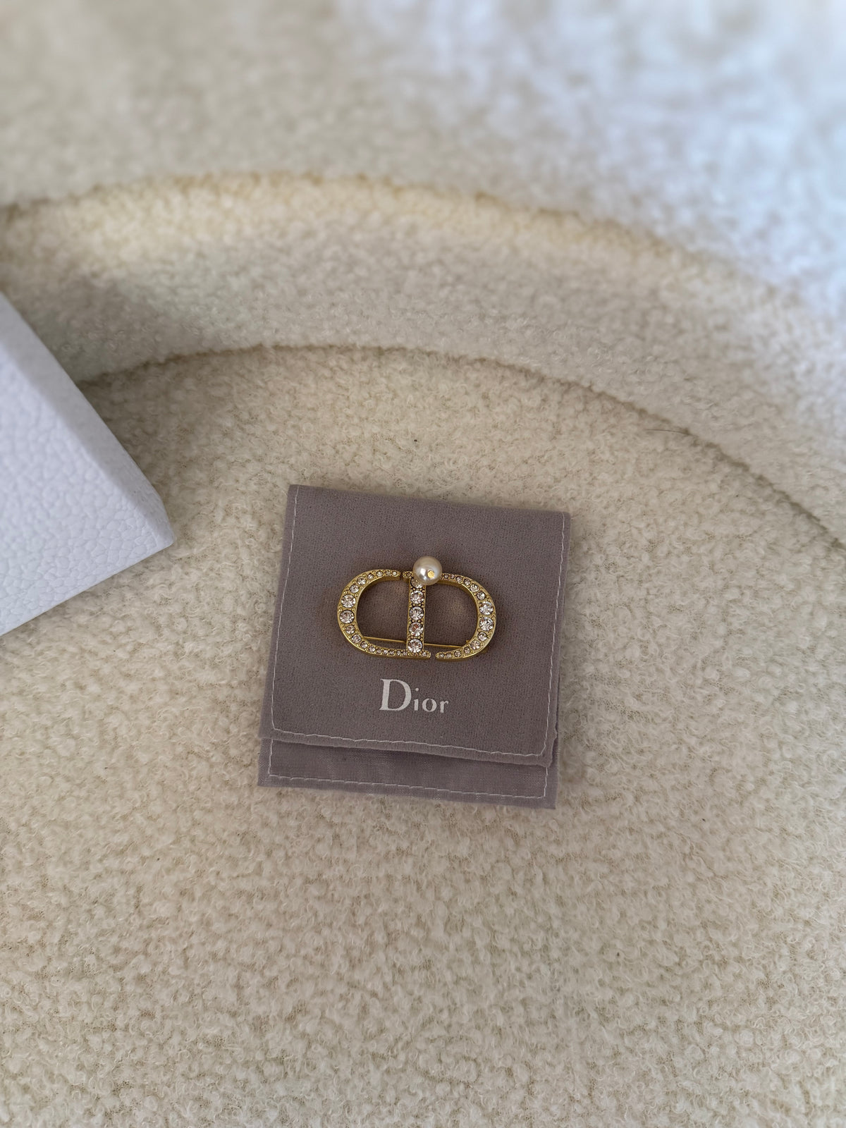 (Readystock) Dior Brooch - Sparkly Pearl